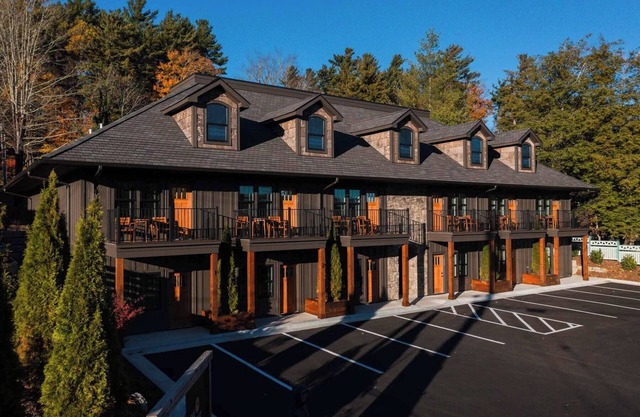 Townhome with Private Balcony, Fireplace & Soaker Tub on Downtown Main St.