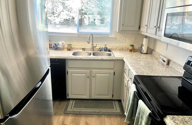 Townhome within 6 -11 miles of Hospitals, Museums, AFB, Walking Trails & More!