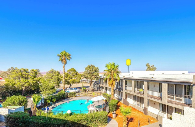 Super 8 by Wyndham Barstow