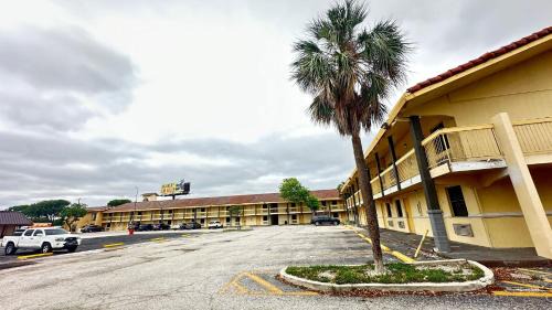 Townhouse Garden Inn & Suites San Antonio I 35