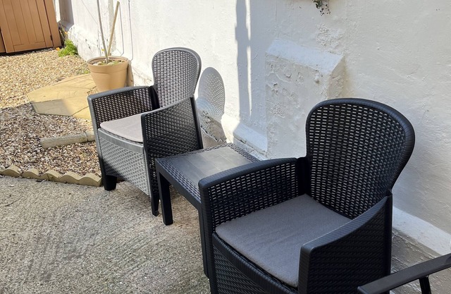 Townhouse in Rugby. Close to shops, pubs, restaurants, railway, motorway, parks.