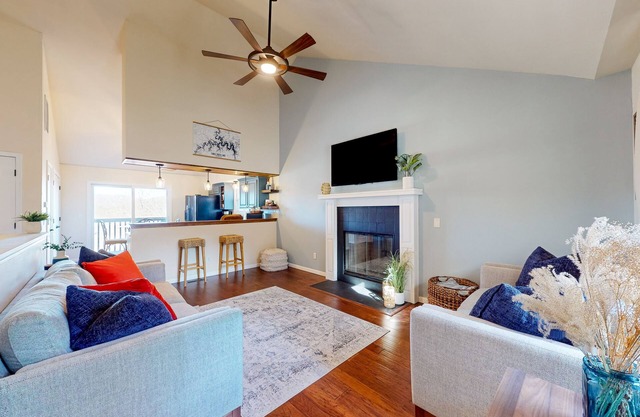 Townhouse near Table Rock Lake with golf, tennis, views, fireplace