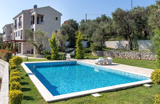 Maison de ville Virginia avec grande cour et piscine dans un endroit calme