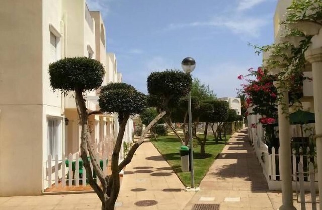 Maison de ville à distance de marche de la plage avec deux piscines communautaires