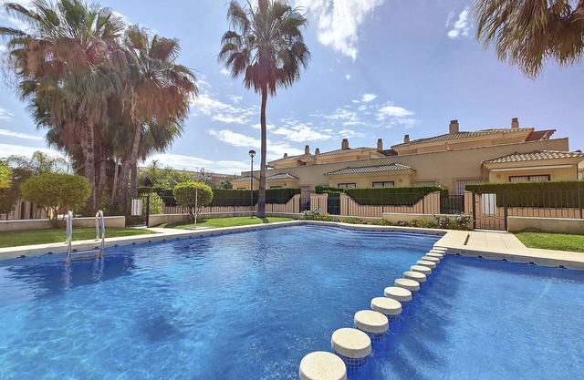 Maison de ville avec piscine commune