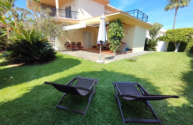 Townhouse with garden, aacc, 300 meters from the beach.