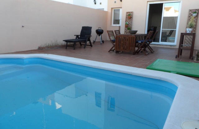 Marque nouvelle maison avec piscine dans le centre du village de Umbrete