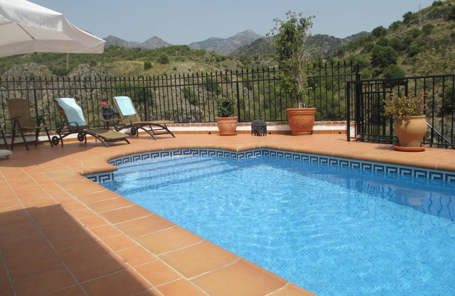Maison avec piscine privée et vue imprenable sur les montagnes et la mer