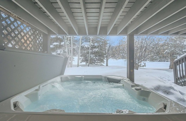 Townhouse with private hot tub in Eagle Vail