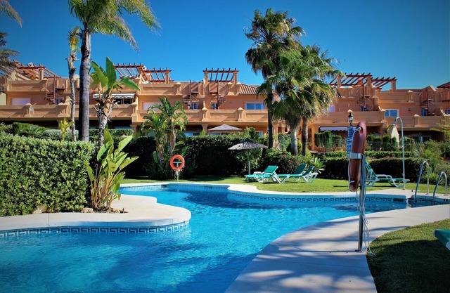 Maison de ville avec vue mer à Estepona près de Marbella