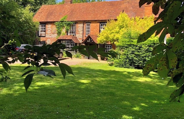 TOWNSEND FARMHOUSE BEAUTIFUL RIVERSIDE VILLAGE…..WITH HOT TUB..