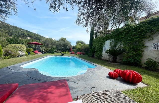Très beau mas avec piscine chauffée et jacuzzi dans l’arrière pays niçois