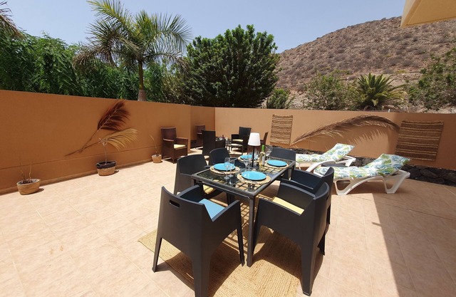 Appartement rénove lumineux 2 chambres, grande terrasse sud-ouest, parking privé