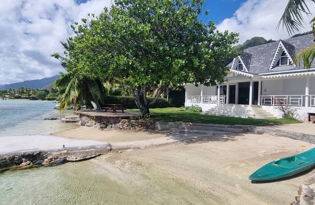 Très belle villa bord de mer avec plage privée.
