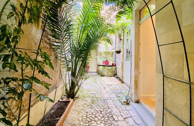plein de charme, très bien situé dans rue piétonne, entre vieux port et marché