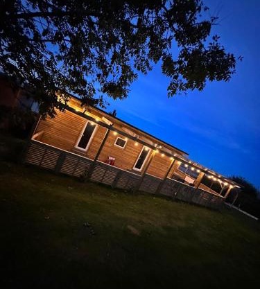 Tracey’s Hideaway - with hot tub & amazing views
