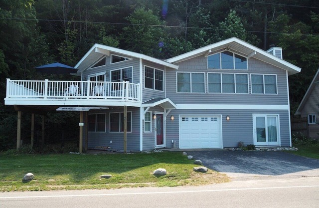 Trader Scott's - GORGEOUS LAKEFRONT HOME WITH PRIVATE DOCK AND BONFIRE RING!