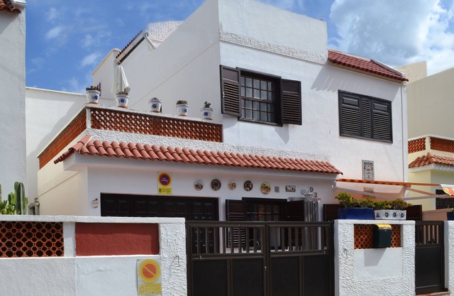 Maison de ville traditionnelle canarienne avec vue sur la mer
