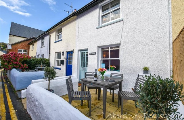 Cottage de pêcheur traditionnel de 2 chambres, centre d'Aberdovey, animaux acceptés.