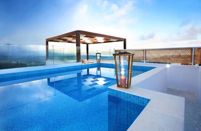 Villa 4brd traditionnelle récemment restaurée avec une vue imprenable, piscine sur le toit, salle de gym, barbecue!