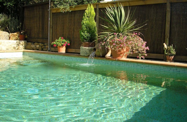 Traditionnel andalou Maison avec piscine privée en milieu de la forêt