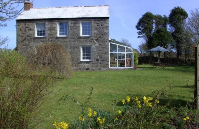 Cottage traditionnel Cornish Avec Certaines vues sur la mer Coverack, Cornouailles, Angleterre