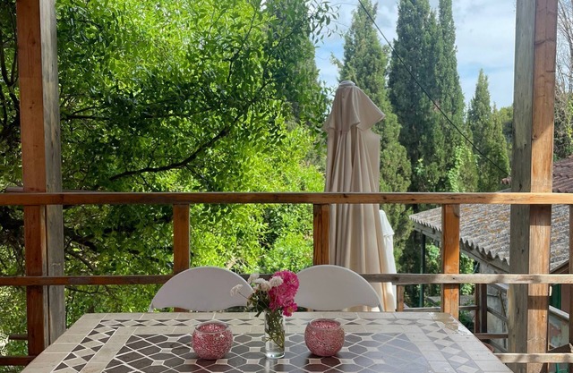 Maison rénovée dans le village grec traditionnel avec de superbes vues sur la mer