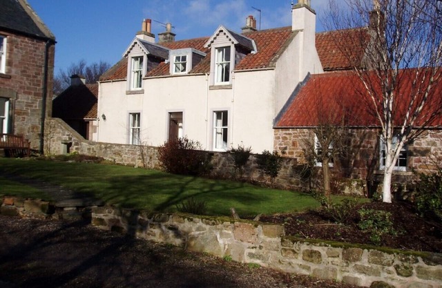 Traditional Cottage with large garden and patio, Near harbour