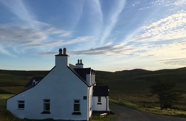 Maison en pierre traditionnelle dans un paysage magnifique près de la côte, intérieur moderne