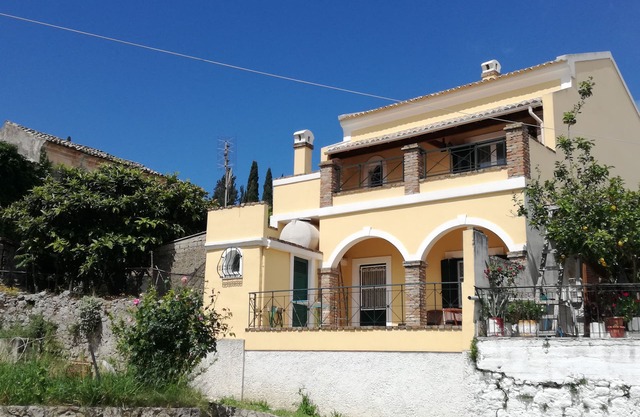 Maison familiale traditionnelle avec de grands balcons et un emplacement stratégiqueAMA67704