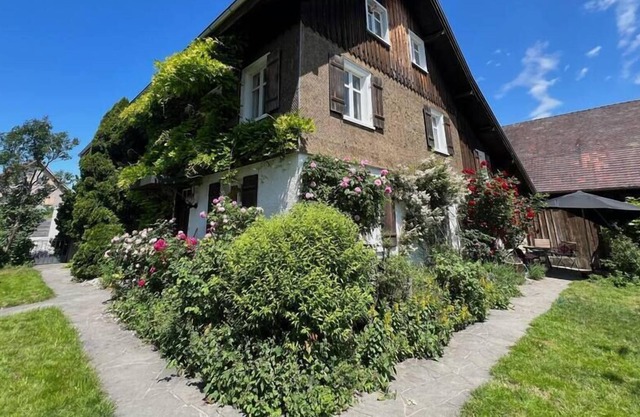 Traditional Farmhouse: Mountain Views & Lake Walks