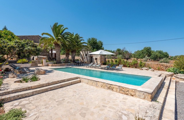 Finca traditionnelle avec Wi-Fi, climatisation, jardin et piscine.