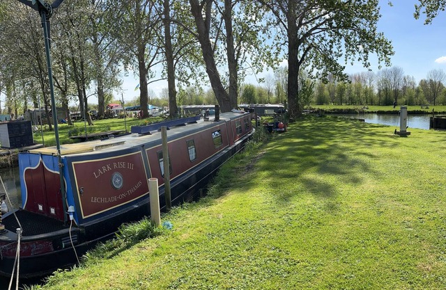 Traditional Narrowboat with river view - close to The Cotswolds