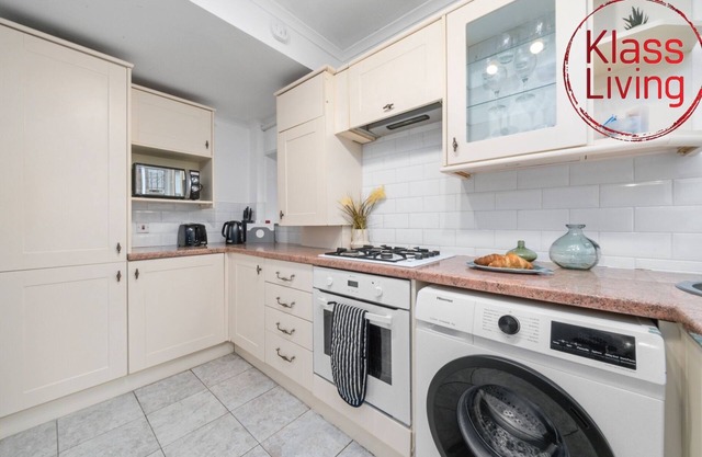 Traditional ground floor apartment close to train station