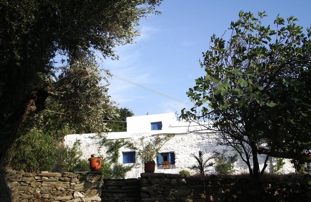 Maison individuelle traditionnelle dans un endroit rural avec vue imprenable sur la mer. vue sur la mer .