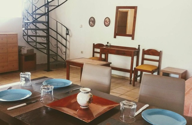Maison traditionnelle sur la colline de Kefala à côté de la plage de sable de Réthymnon et Gerani