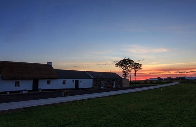 Conversion traditionnelle de la grange irlandaise sur la route côtière de la chaussée