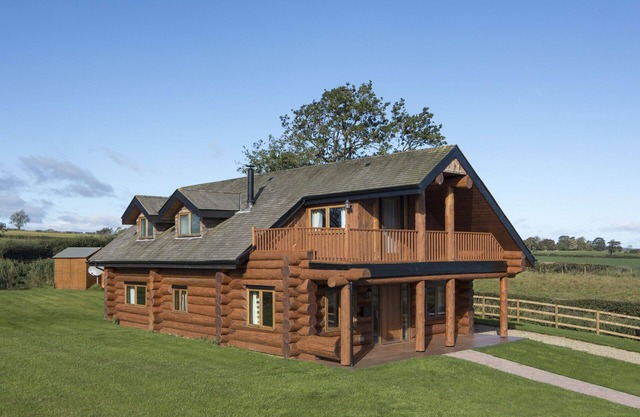 Maison en bois rond scandinave traditionnelle
