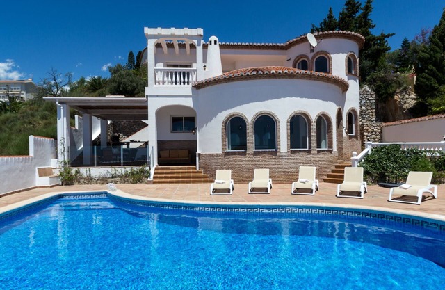 Villa espagnole traditionnelle avec piscine privée chauffée et vue imprenable