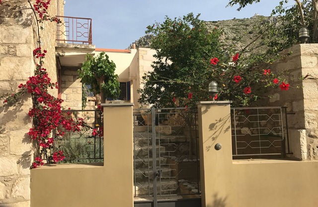 Maison traditionnelle spacieuse en pierre dans un petit village