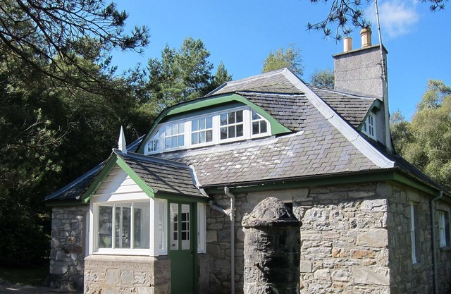 Maison de pierre traditionnelle construite au cœur des hautes terres