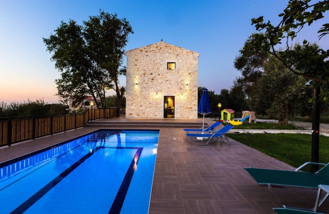 Villa traditionnelle en pierre avec piscine privée, vues spectaculaires, intimité