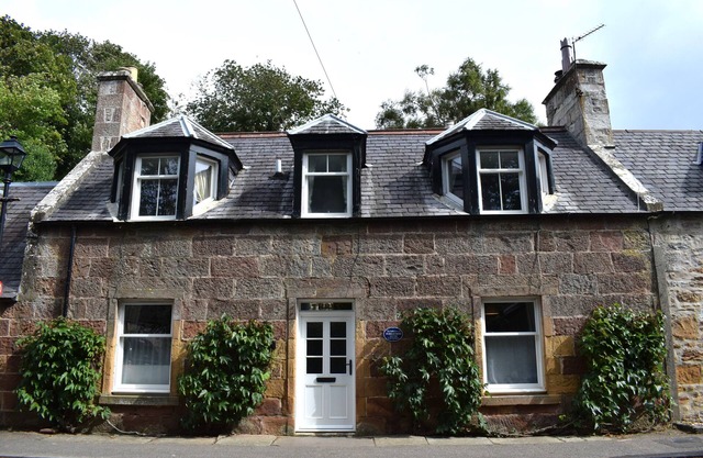 Casa de piedra tradicional en el corazón de Dornoch