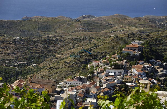 Maison traditionnelle en pierre à Ioulis (Kea) avec une vue fantastique
