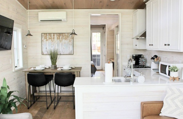 Trail House: Tiny Home w/hot tub and large outdoor deck w/firepit