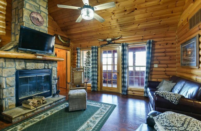 Trails End Cabin- 10 min to Silver Dollar City; 15 min to Branson; Screen porch