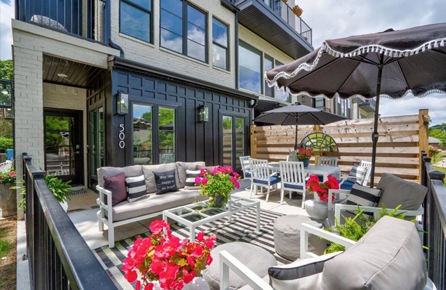TRAILSIDE AT THE MOMENTARY, Voted TOP 10 Luxury, Large patio on Downtown Trail