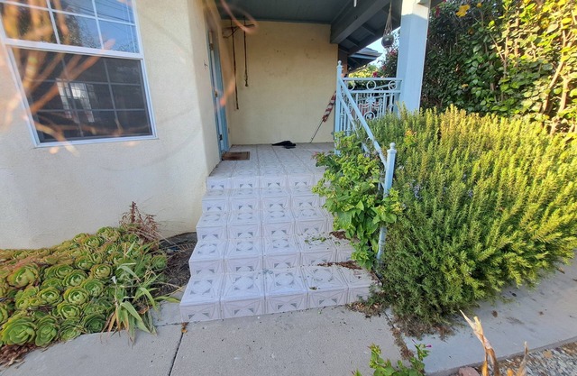 Tranquil 2-bedroom house in Ventura with flower garden close to beach
