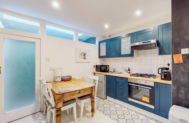 Tranquil 2Bed W/Communal Garden near Train Station