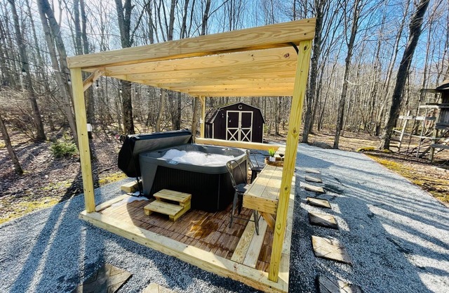 Tranquil 3-bedroom cottage across from the lake